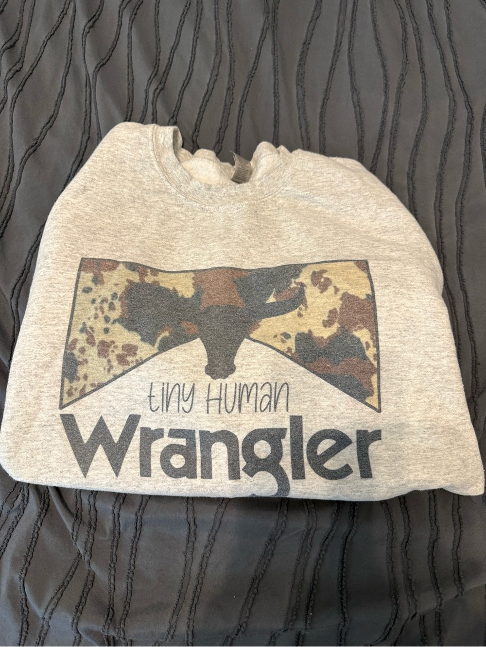 Wrangler Light Gray Sweatshirt with Camo Bow & Bull Graphic